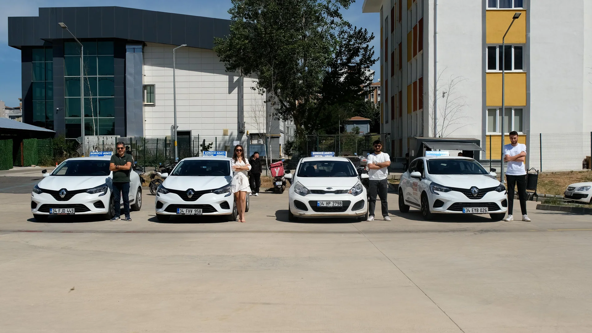 Onurcan Sürücü Kursu eğitmenleri ve otomobil filosu