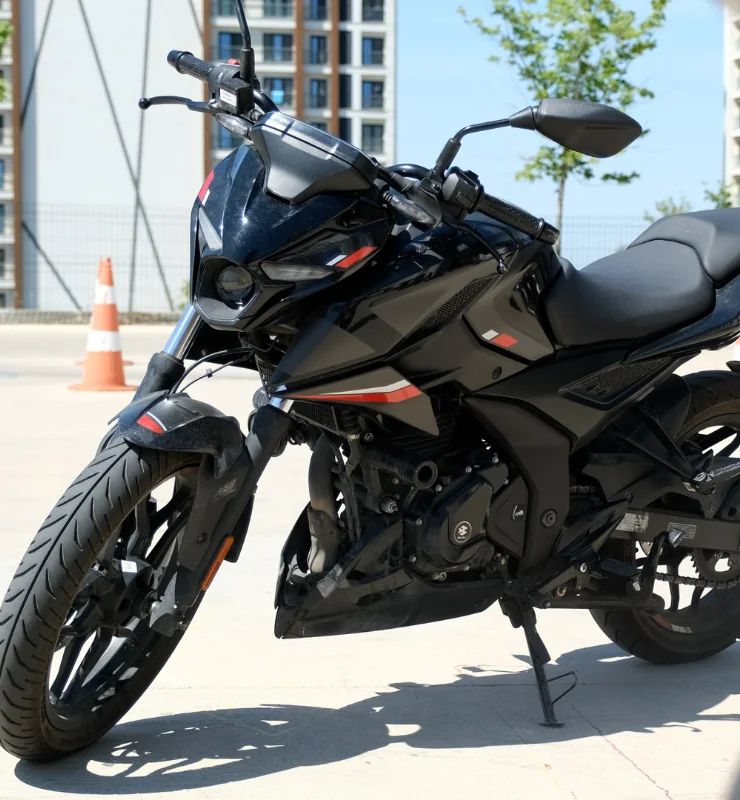 Siyah eğitim motosikleti